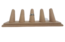 Cargar imagen en el visor de la galería, EXHIBIDOR DE ANILLOS / LINEA YUTE
